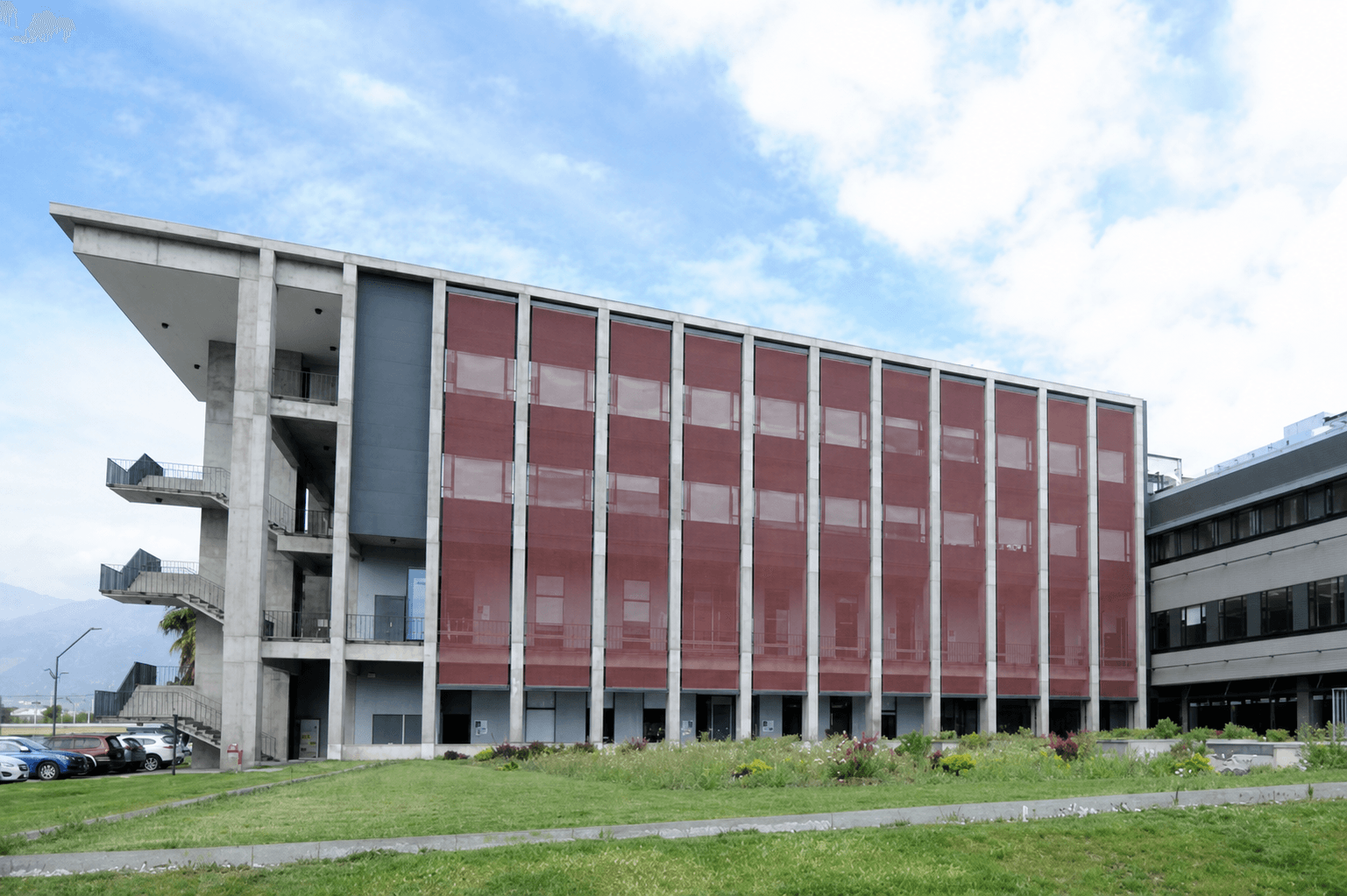 Edificio de la Facultad de Economía y Administración visto desde el jardín